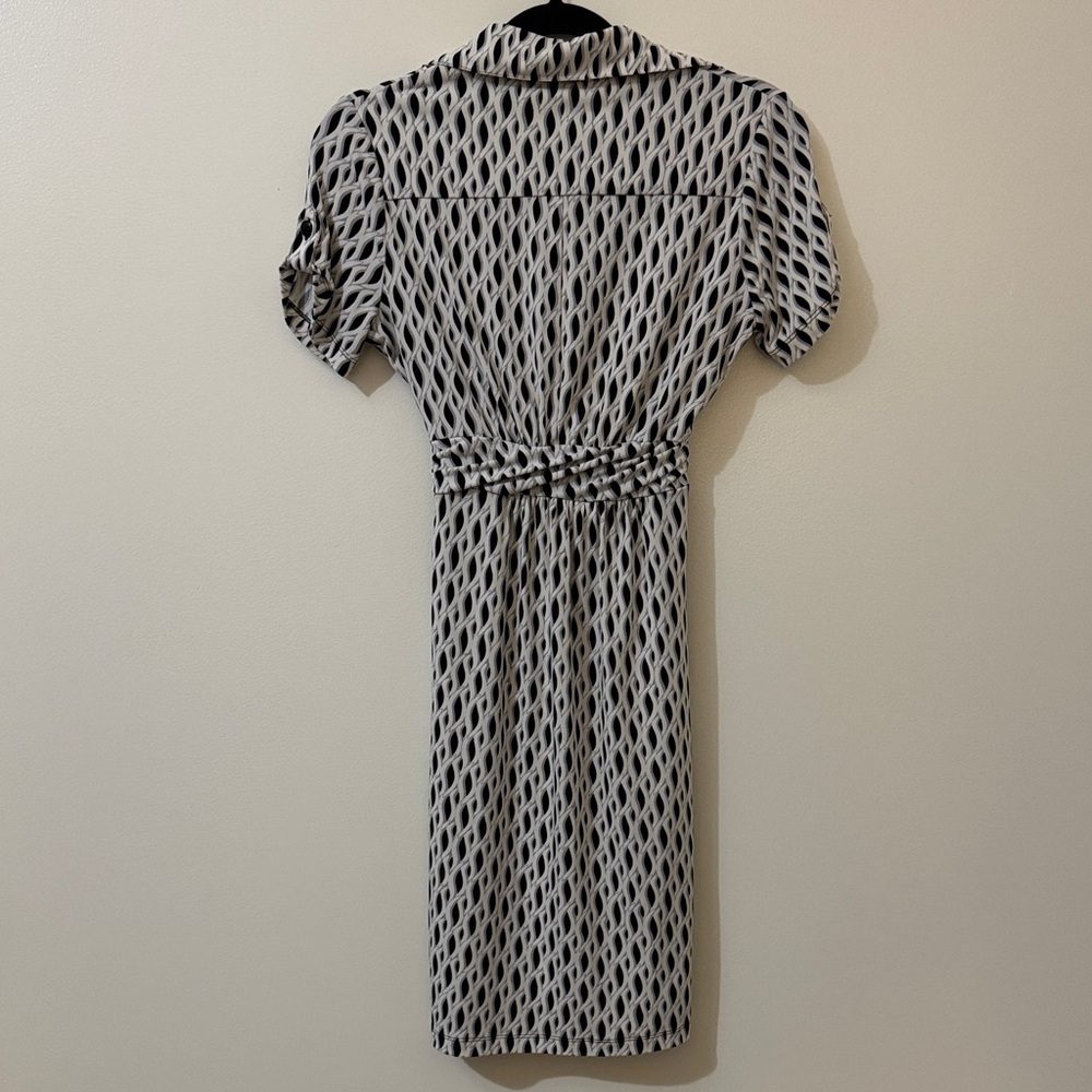 Valerie Bertinelli Black & White Patterned Stretch & Flowy Dress Tie Belt 4 - Picture 6 of 8
